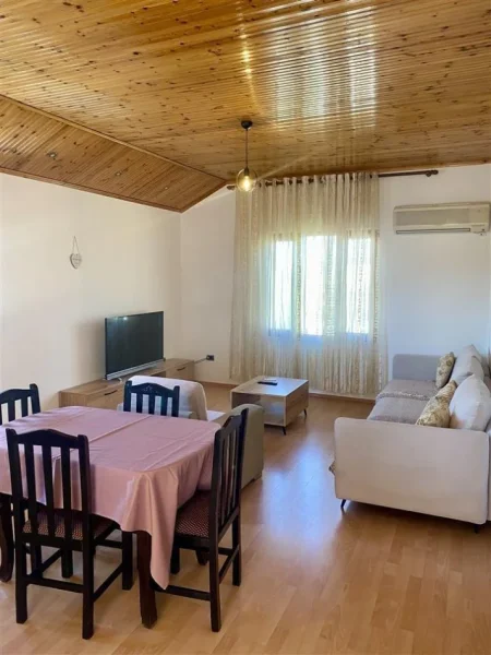 Tirane, jepet me qera apartament 2+1+Ballkon Kati 3, 100 m² 500 € (Laprake , 2 minuta nga universiteti zoja e keshillit te mire)