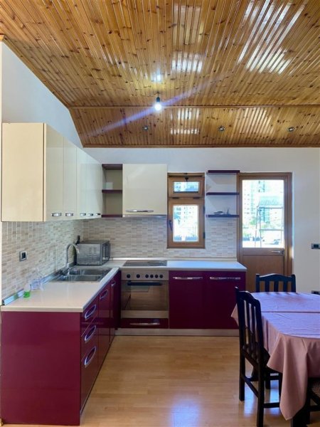 Tirane, jepet me qera apartament 2+1+Ballkon Kati 3, 100 m² 500 € (Laprake , 2 minuta nga universiteti zoja e keshillit te mire)