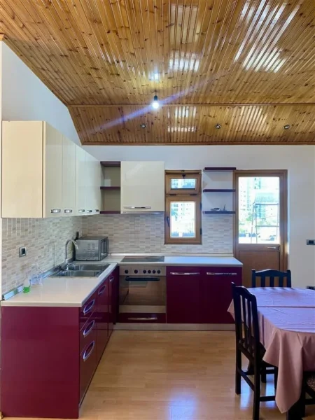 Tirane, jepet me qera apartament 2+1+Ballkon Kati 3, 100 m² 500 € (Laprake , 2 minuta nga universiteti zoja e keshillit te mire)