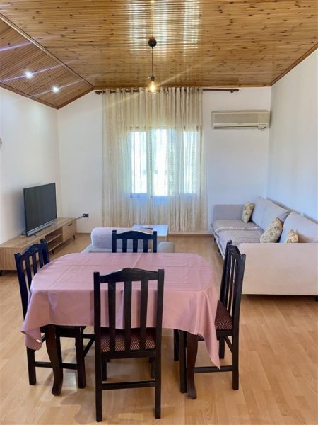 Tirane, jepet me qera apartament 2+1+Ballkon Kati 3, 100 m² 500 € (Laprake , 2 minuta nga universiteti zoja e keshillit te mire)
