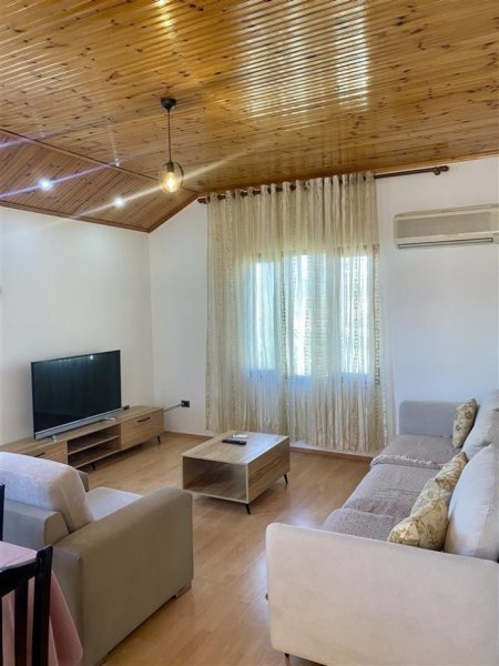 Tirane, jepet me qera apartament 2+1+Ballkon Kati 3, 100 m² 500 € (Laprake , 2 minuta nga universiteti zoja e keshillit te mire)