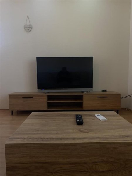 Tirane, jepet me qera apartament 2+1+Ballkon Kati 3, 100 m² 500 € (Laprake , 2 minuta nga universiteti zoja e keshillit te mire)