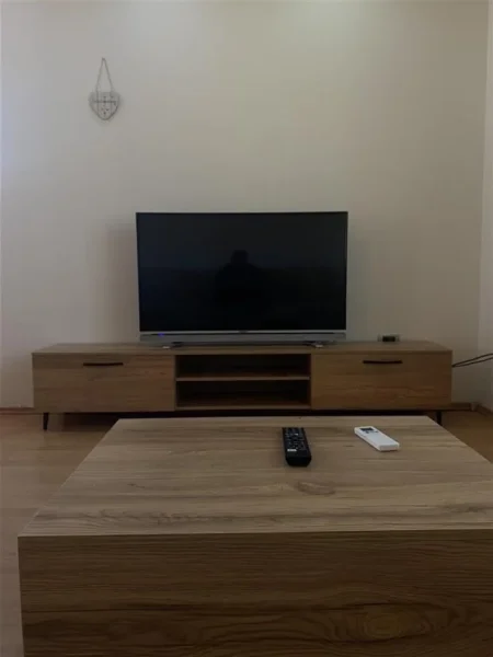 Tirane, jepet me qera apartament 2+1+Ballkon Kati 3, 100 m² 500 € (Laprake , 2 minuta nga universiteti zoja e keshillit te mire)