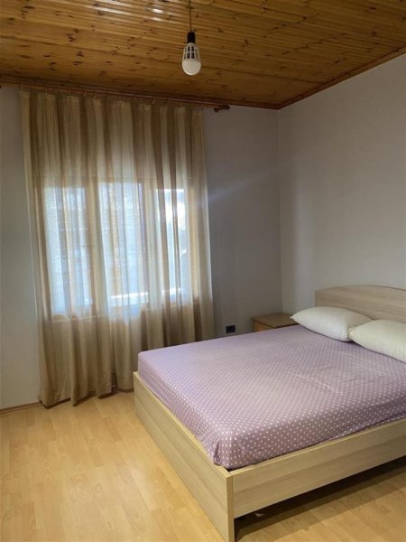 Tirane, jepet me qera apartament 2+1+Ballkon Kati 3, 100 m² 500 € (Laprake , 2 minuta nga universiteti zoja e keshillit te mire)