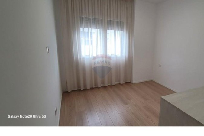 Tirane, jepet me qera apartament 2+1 Kati 3, 98 m² 650 € (Kopshti Botanik)