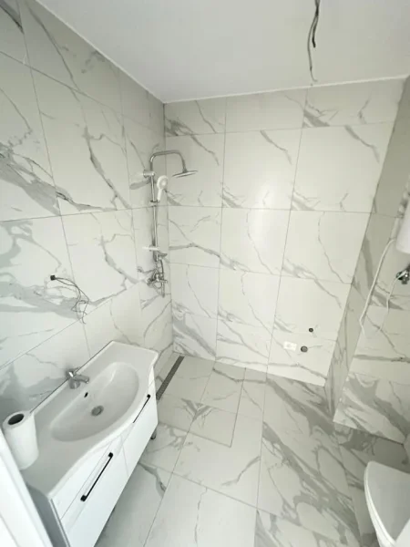 Tirane, jepet me qera zyre Kati 2, 67 m² 650 € (Lake View Residence)