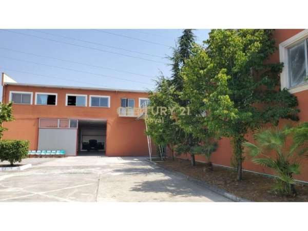Tirane, jepet me qera 2 Katshe Kati 1, 1.300 m² 3.000 € 