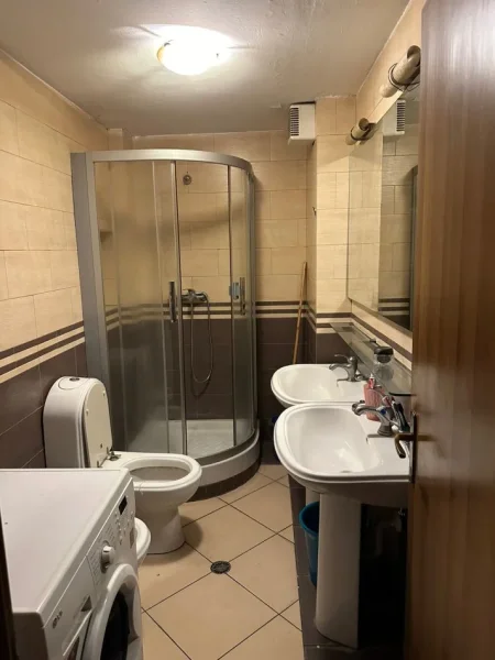 Tirane, jepet me qera apartament 2+1+Ballkon Kati 2, 95 m² 600 € (Pazari i ri)