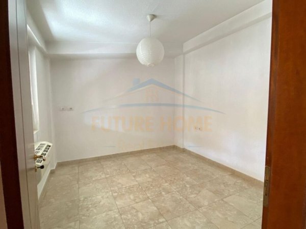 Tirane, jepet me qera 3+1 , 310 m² 1.200 € (Liqeni I Thate)