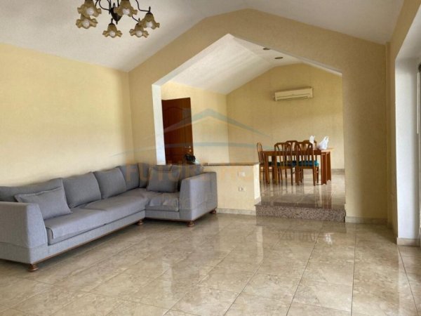 Tirane, jepet me qera 3+1 , 310 m² 1.200 € (Liqeni I Thate)