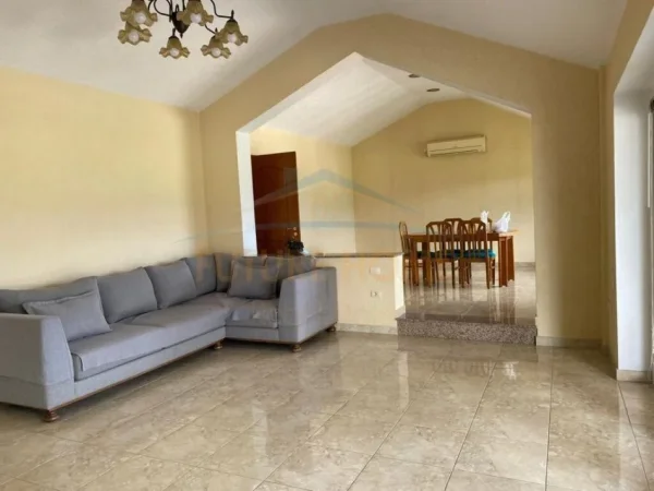 Tirane, jepet me qera 3+1 , 310 m² 1.200 € (Liqeni I Thate)