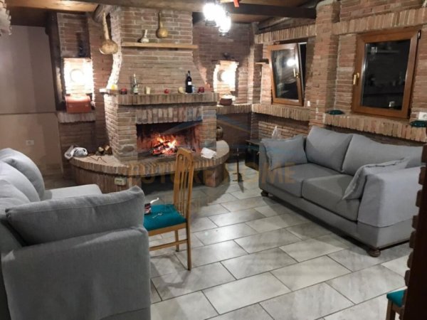 Tirane, jepet me qera 3+1 , 310 m² 1.200 € (Liqeni I Thate)