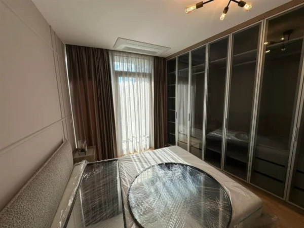 Tirane, jepet me qera apartament 2+1+Ballkon Kati 4, 103 m² 1.500 € (Lake View)