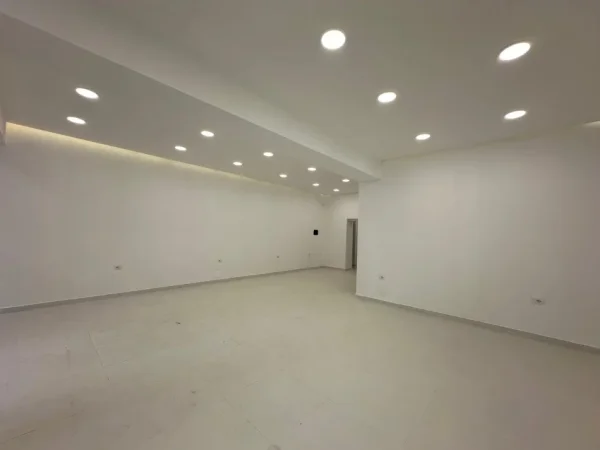 Tirane, jepet me qera dyqan Kati 0, 83 m² 2.000 € (URA NISHARAKUT)
