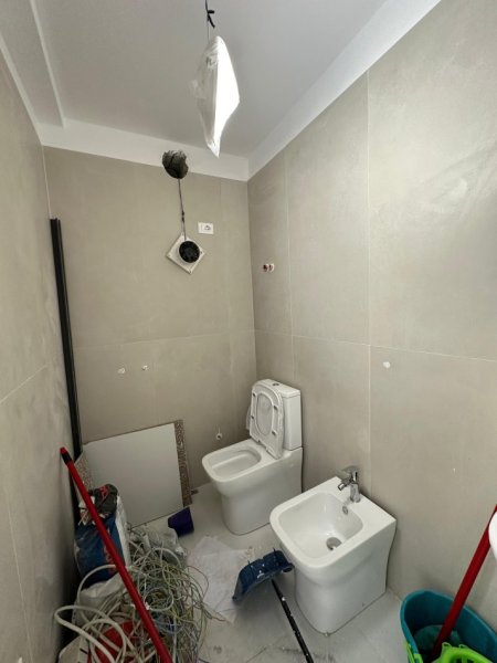 Tirane, jepet me qera dyqan Kati 0, 83 m² 2.000 € (URA NISHARAKUT)