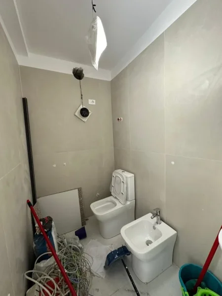 Tirane, jepet me qera dyqan Kati 0, 83 m² 2.000 € (URA NISHARAKUT)