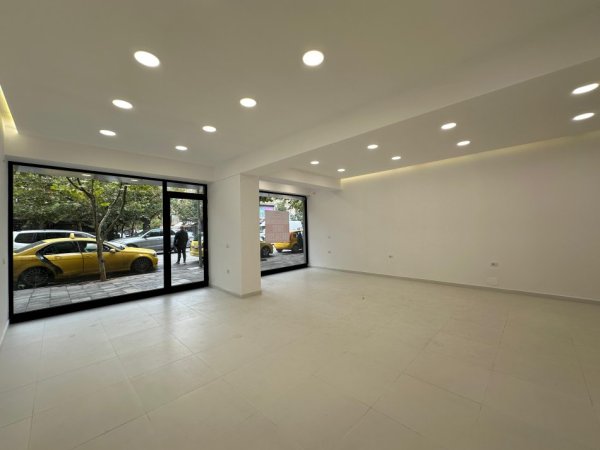 Tirane, jepet me qera dyqan Kati 0, 83 m² 2.000 € (URA NISHARAKUT)