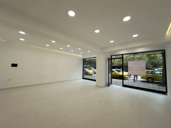 Tirane, jepet me qera dyqan Kati 0, 83 m² 2.000 € (URA NISHARAKUT)