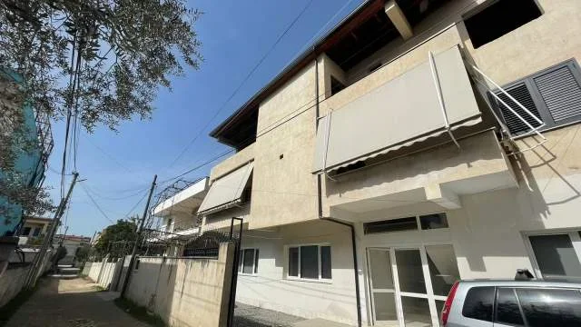Tirane, jepet me qera  Kati 3, 110 m² 200 € /muji(Enver Birko)