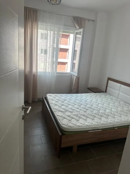 Tirane, jepet me qera apartament 1+1 , 350 € (Fresk)