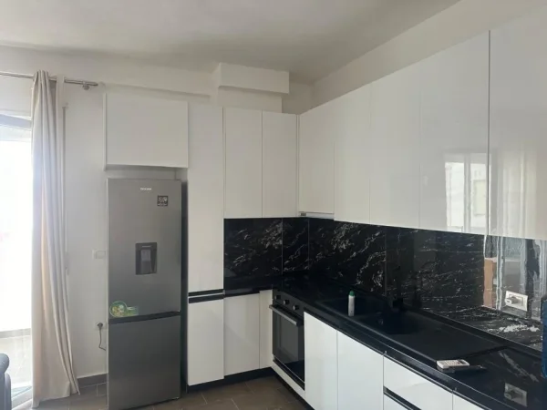 Tirane, jepet me qera apartament 1+1 , 350 € (Fresk)