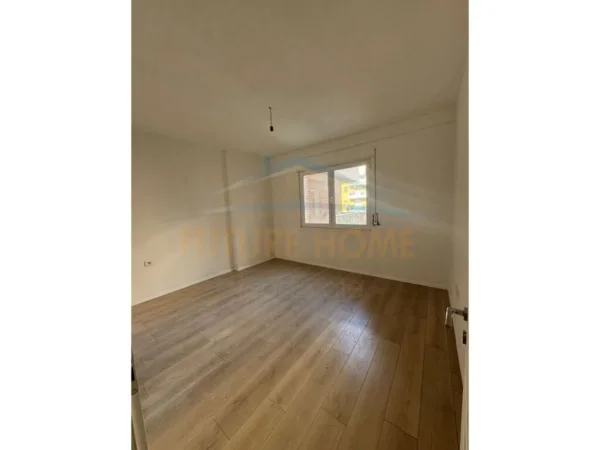 Tirane, jepet me qera apartament 2+1 Kati 1, 122 m² 500 € (Unaza e Re)