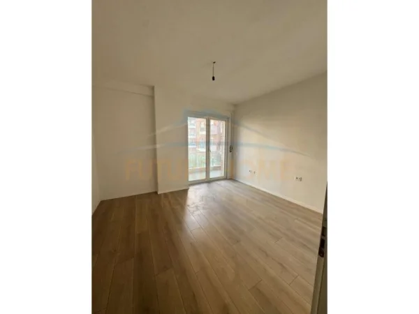 Tirane, jepet me qera apartament 2+1 Kati 1, 122 m² 500 € (Unaza e Re)