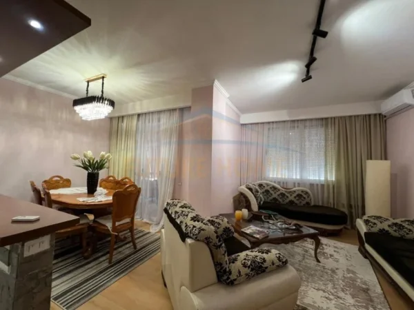 Tirane, jepet me qera 2+1 Kati 8, 120 m² 550 € (Unaza e Re)