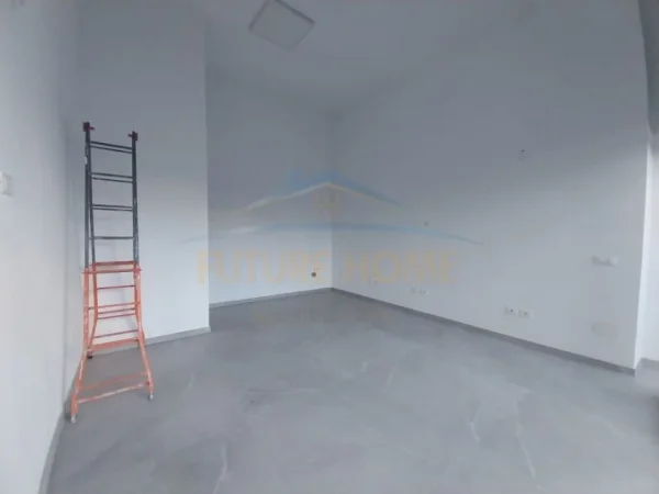 Tirane, jepet me qera Kati 0, 21 m² 650 € (4 dashmoret)