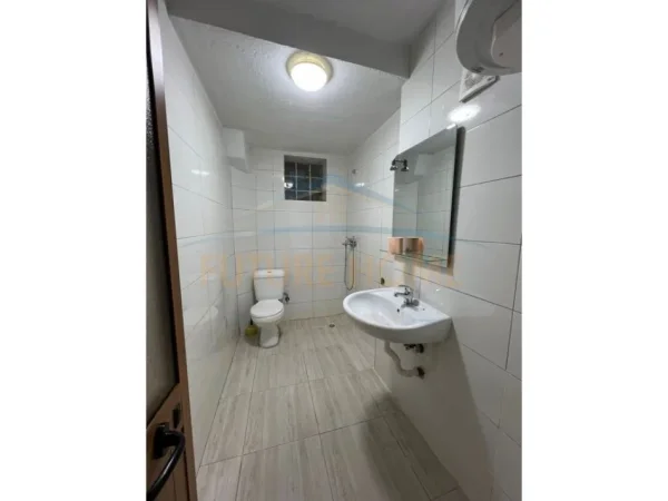 Tirane, jepet me qera 2+1+Ballkon Kati 3, 96 m² 700 € (Depo , Sheshi Willson)