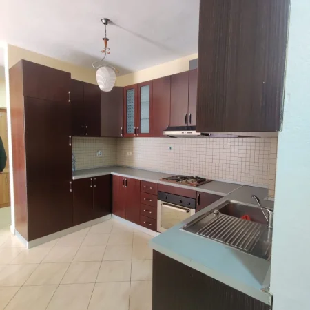Tirane, jepet me qera apartament 2+1+Ballkon Kati 8, 105 m² 650 € (KOMUNA E PARISIT)