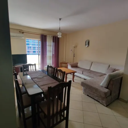 Tirane, jepet me qera apartament 2+1+Ballkon Kati 8, 105 m² 650 € (KOMUNA E PARISIT)