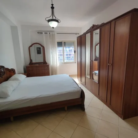 Tirane, jepet me qera apartament 2+1+Ballkon Kati 8, 105 m² 650 € (KOMUNA E PARISIT)