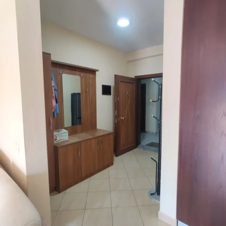 Tirane, jepet me qera apartament 2+1+Ballkon Kati 8, 105 m² 650 € (KOMUNA E PARISIT)