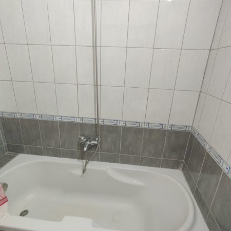 Tirane, jepet me qera apartament 2+1+Ballkon Kati 8, 105 m² 650 € (KOMUNA E PARISIT)