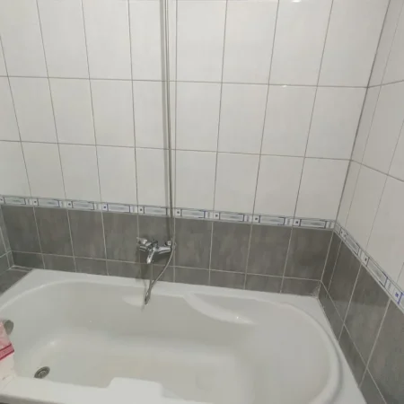 Tirane, jepet me qera apartament 2+1+Ballkon Kati 8, 105 m² 650 € (KOMUNA E PARISIT)