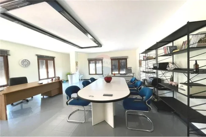 Tirane, jepet me qera zyre Kati 1, 100 m² 900 € (ZYRE PER QIRA 7 XHUXHAT RR.ELBASANIT)