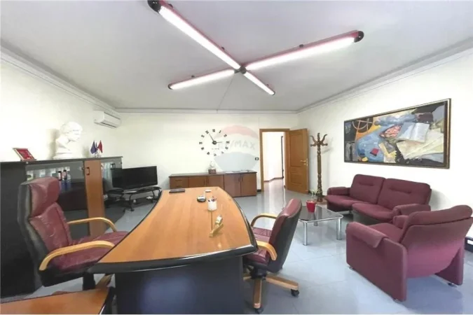 Tirane, jepet me qera zyre Kati 1, 100 m² 900 € (ZYRE PER QIRA 7 XHUXHAT RR.ELBASANIT)