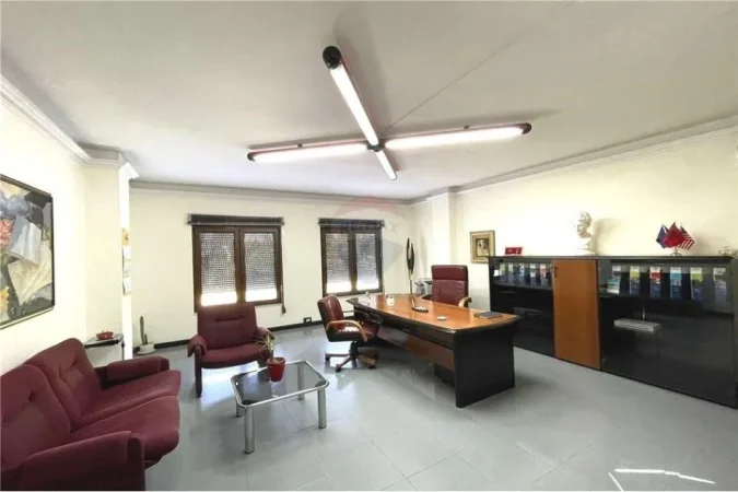 Tirane, jepet me qera zyre Kati 1, 100 m² 900 € (ZYRE PER QIRA 7 XHUXHAT RR.ELBASANIT)