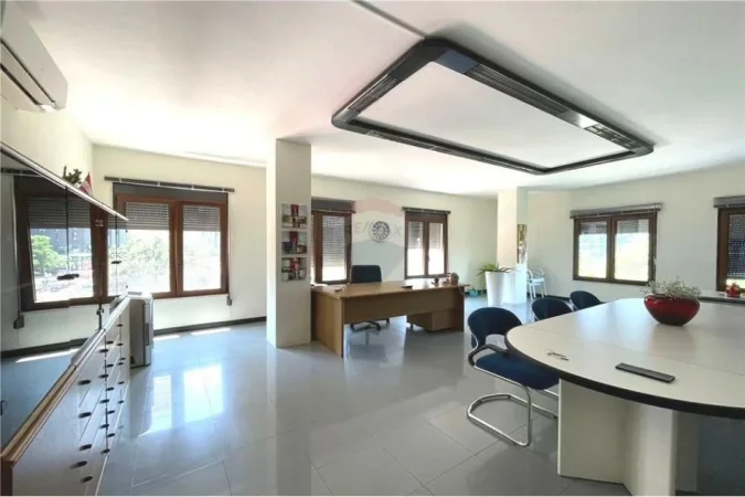 Tirane, jepet me qera zyre Kati 1, 100 m² 900 € (ZYRE PER QIRA 7 XHUXHAT RR.ELBASANIT)