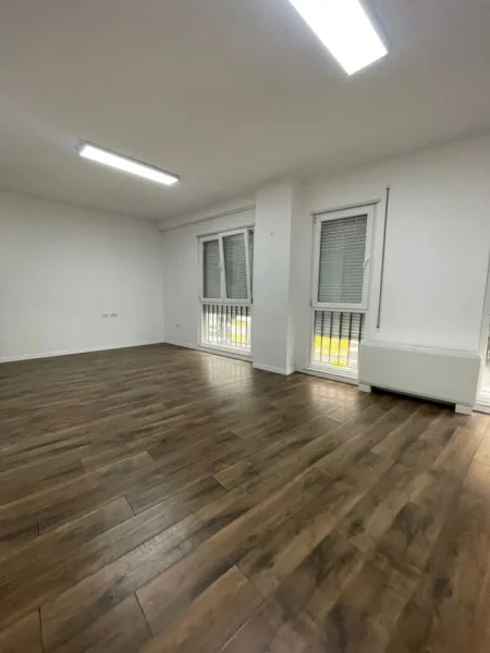 Tirane, jepet me qera zyre Kati 2, 94 m² 800 € (Komuna e Parisit)