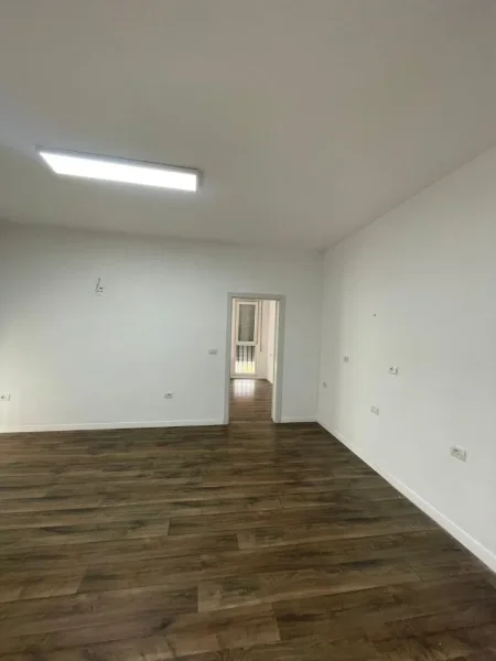 Tirane, jepet me qera zyre Kati 2, 94 m² 800 € (Komuna e Parisit)