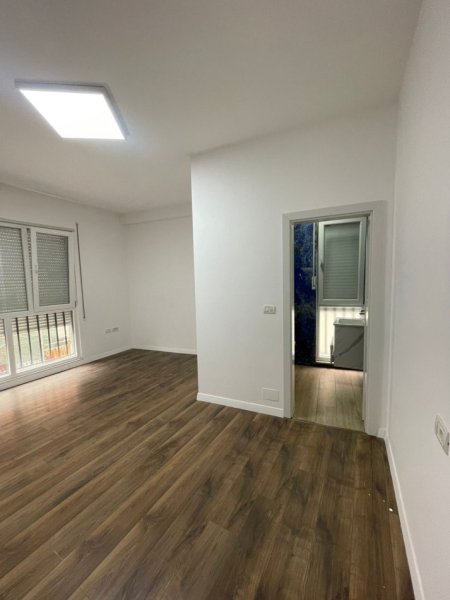 Tirane, jepet me qera zyre Kati 2, 94 m² 800 € (Komuna e Parisit)
