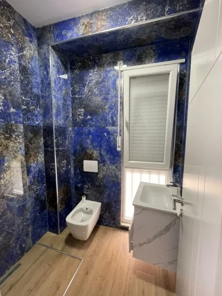 Tirane, jepet me qera zyre Kati 2, 94 m² 800 € (Komuna e Parisit)