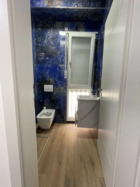 Tirane, jepet me qera zyre Kati 2, 94 m² 800 € (Komuna e Parisit)