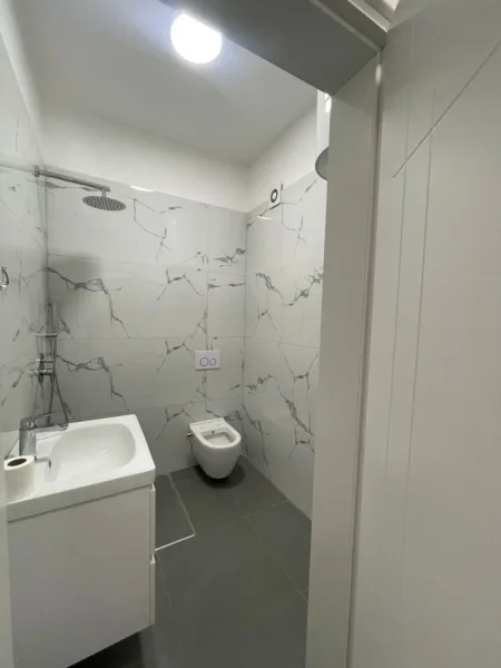 Tirane, jepet me qera zyre Kati 2, 94 m² 800 € (Komuna e Parisit)