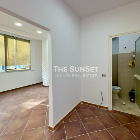 Tirane, jepet me qera 1+1 Kati 1, 56 m² 450 € (Selvia)