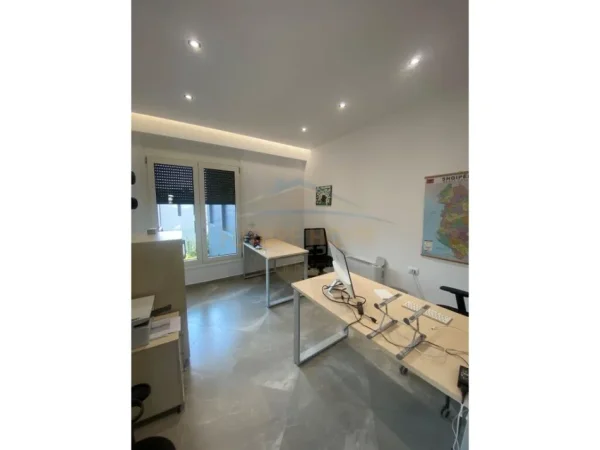 Tirane, jepet me qera ambjent biznesi Kati 9, 143 m² 1.500 € (Rruga e Kosovarëve)