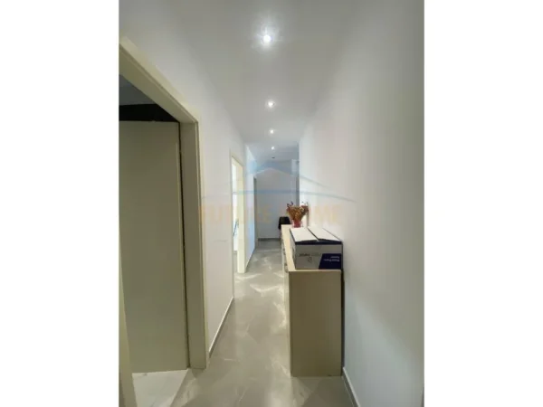 Tirane, jepet me qera ambjent biznesi Kati 9, 143 m² 1.500 € (Rruga e Kosovarëve)