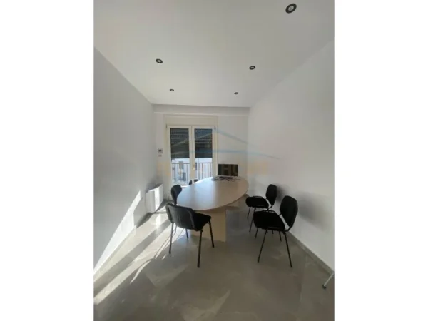Tirane, jepet me qera ambjent biznesi Kati 9, 143 m² 1.500 € (Rruga e Kosovarëve)